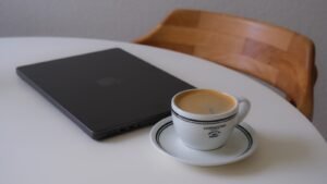 Espresso ved skrivebord – koffein og mental skarphet